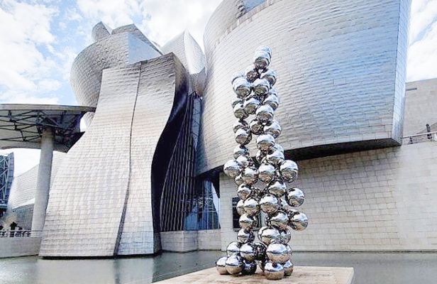 Guggenheim Museum Bilbao guided tour in Spanish