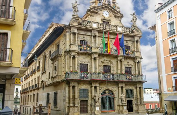 English walking tour in Pamplona