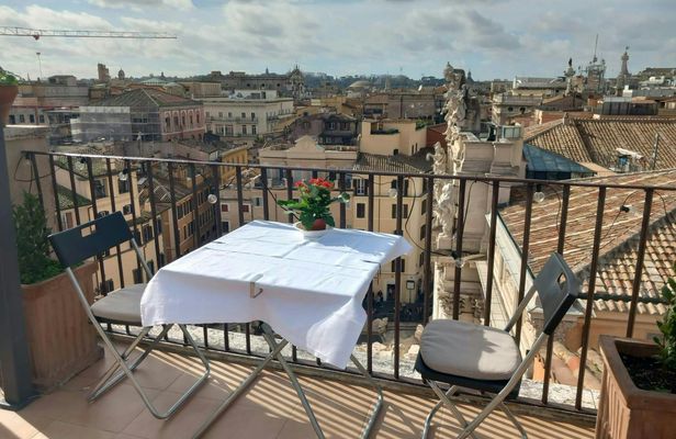 House museum tour with rooftop aperitif and Trevi Fountain in Rome
