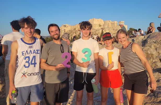 Family mythology treasure hunt in Athens with local snacks