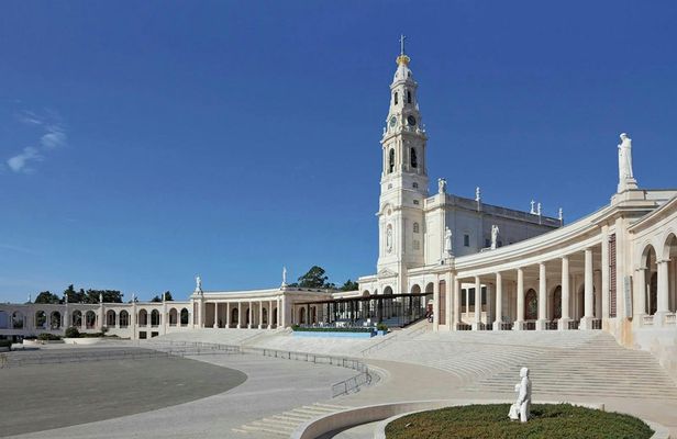 Guided tour of Óbidos, Nazaré and Fátima from Lisbon