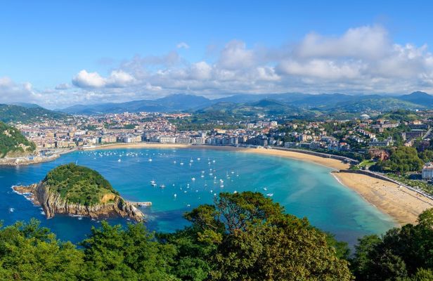 Walking tour of San Sebastián with aquarium tickets