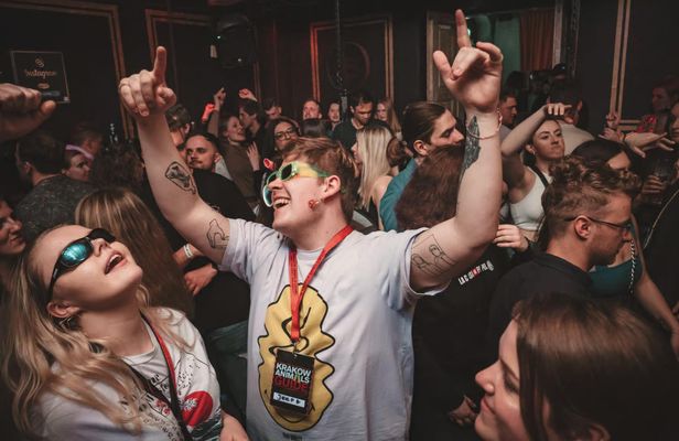 Kraków pub crawl experience with open bar and VIP club entry