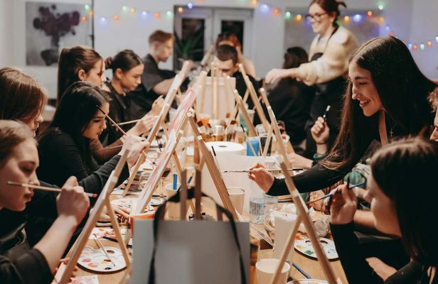 Kraków sip and paint workshop with unlimited wine and prosecco