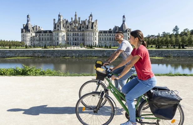Loire Valley bike tour with Chambord Castle visit