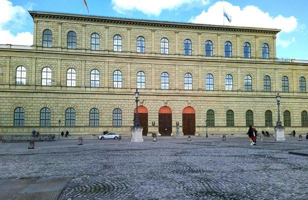 Munich Royal Residence skip-the-line guided tour with an expert