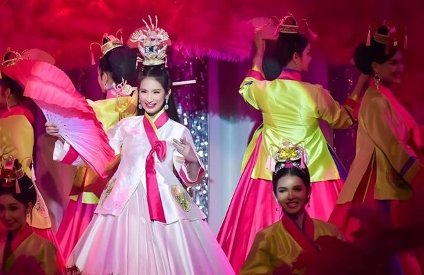 Bangkok evening cabaret show with music and dance