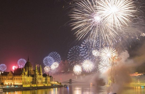 St. Stephen's day fireworks cruise with one drink