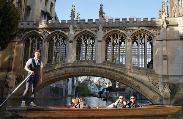 Cambridge punting tour
