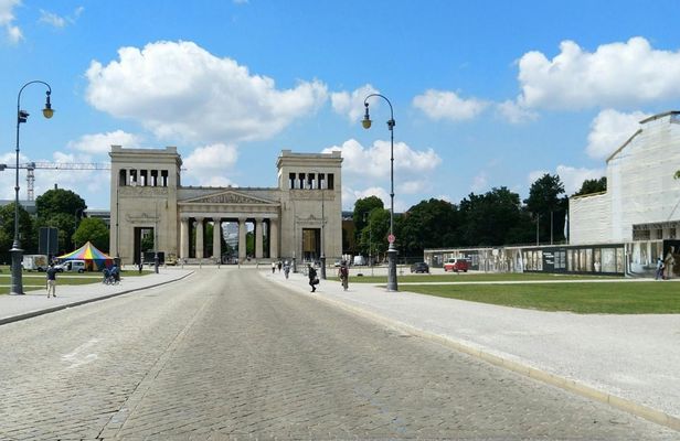 Munich's private sightseeing guided tour by limousine