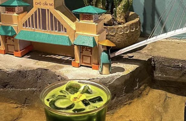 Guided tour of Bến Ninh Kiều and hidden bar experience in Can Tho