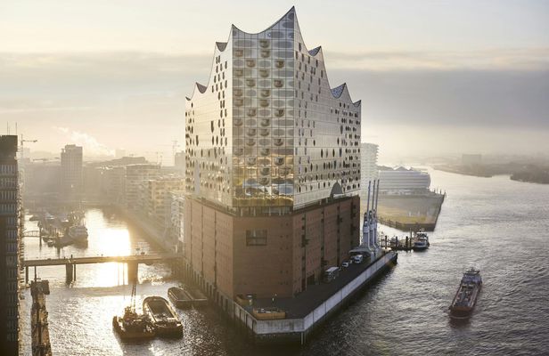 Elbphilharmonie Plaza private tour with Franzbrötchen and coffee