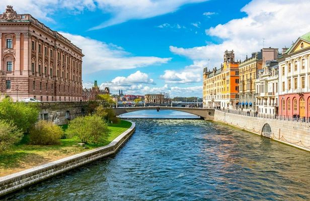 Stockholm Royal Palace tour and canal cruise