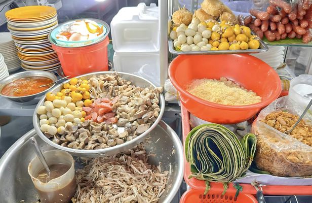 Ho Chi Minh City food tour with live music experience