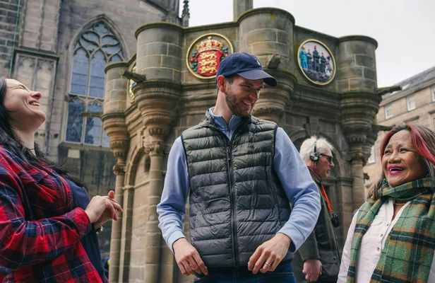 Edinburgh private custom tour with a local guide