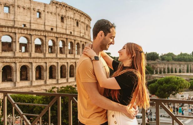 Personalised photoshoot outside the Colosseum