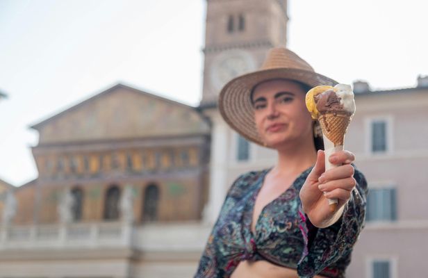Romantic photoshoot in charming Trastevere