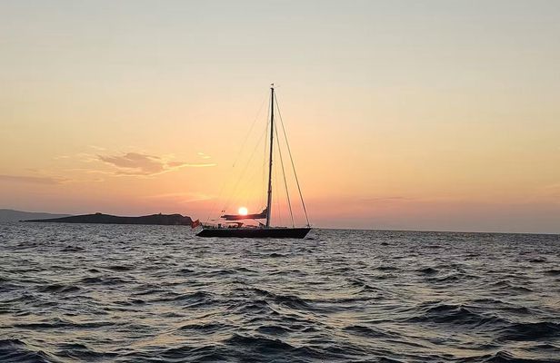 Sunset sailing experience from Mykonos