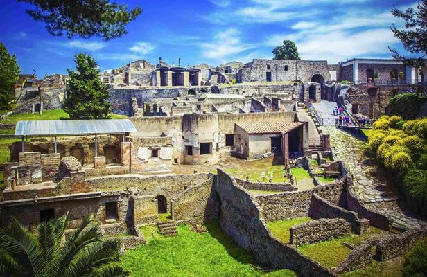 Private day trip to Pompeii and Positano from Rome