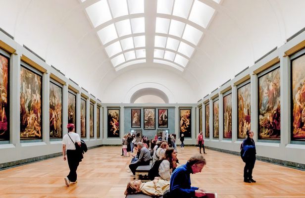 Louvre Museum and Île de la Cité tour with Notre-Dame audioguide