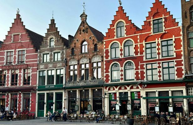 Paris to Bruges transfer by coach and audio-guided city tour
