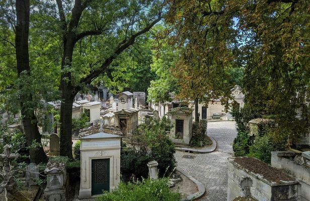 Père Lachaise Cemetery small-group tour with wine apéro
