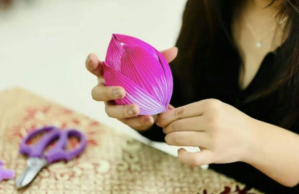 Lotus paper flower-making workshop with drink in Hue