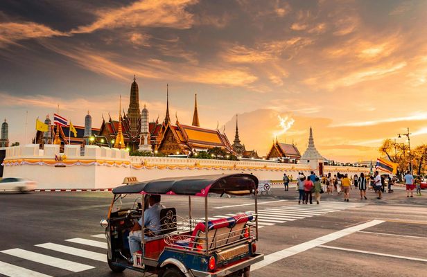 Bangkok bike tour by night