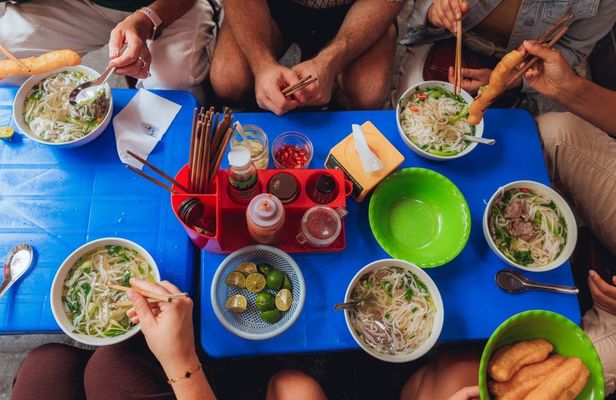 Hanoi street food guided night tour
