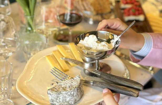 Wine tasting with local food pairings and vinyl music in Sorrento