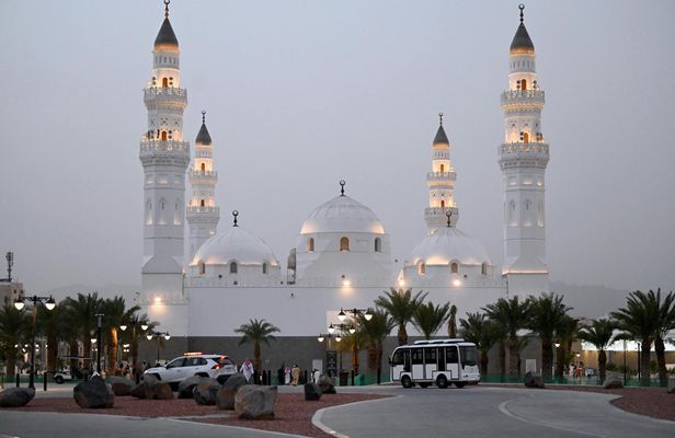 Medina heritage walking tour with Quba Mosque and date tasting