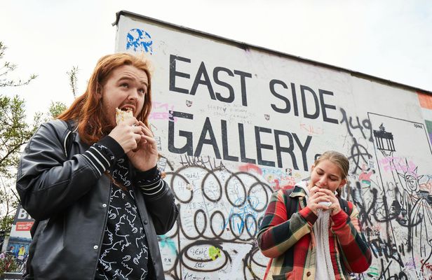 Food and history guided walking tour in East Berlin