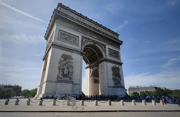 Champs-Élysées and Arc de Triomphe guided walking tour