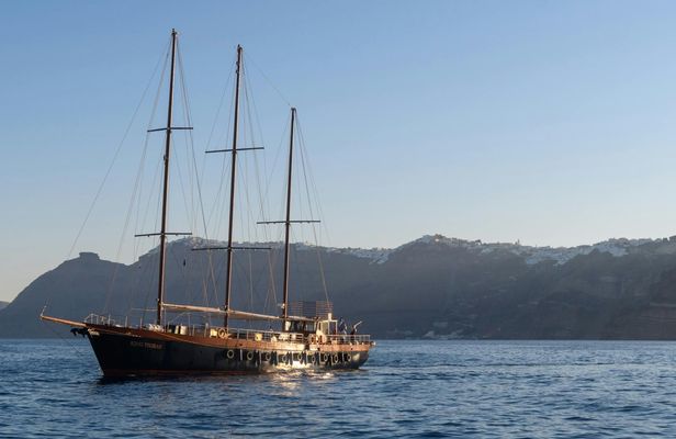 Santorini volcano sightseeing tour