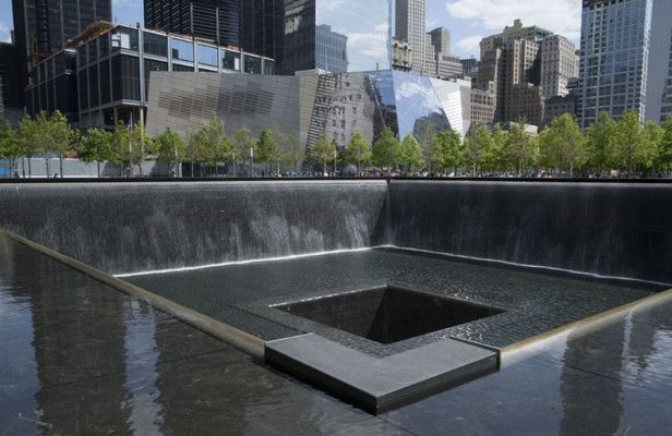 9-11 Memorial Plaza guided walking tour in New York