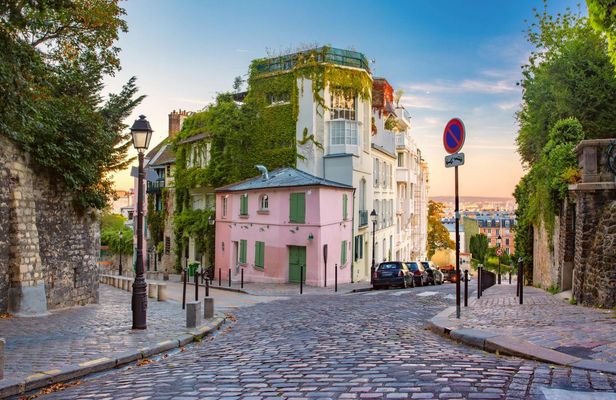 Guided tour of iconic Paris landmarks and hidden gems