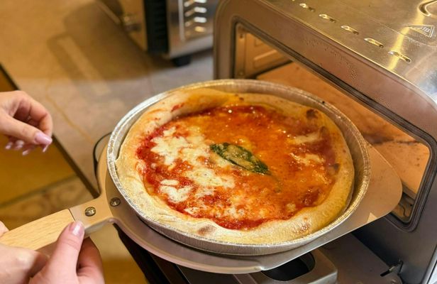 Neapolitan pizza and tiramisu cooking class in Naples