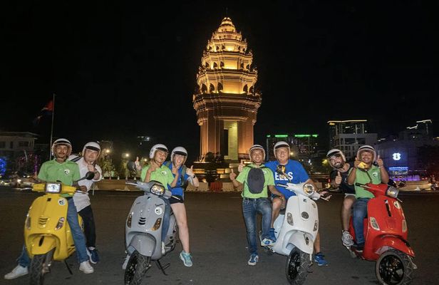 4-hours evening city highlight Vespa tour in Phnom Penh