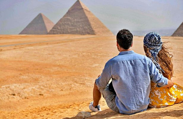 Giza Pyramids, Sphinx, and Egyptian Museum tour with lunch from Cairo