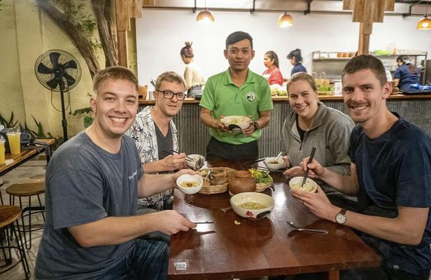Evening food tour with drinks in Siem Reap by tuk-tuk