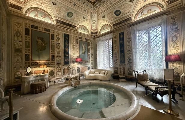 Guided tour of Doria Pamphilj Palace's secret private rooms