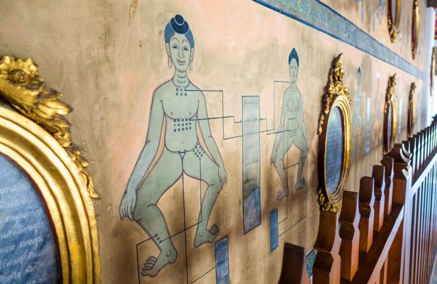 Wat Pho highlights tour with 1-hour massage and hands-on training