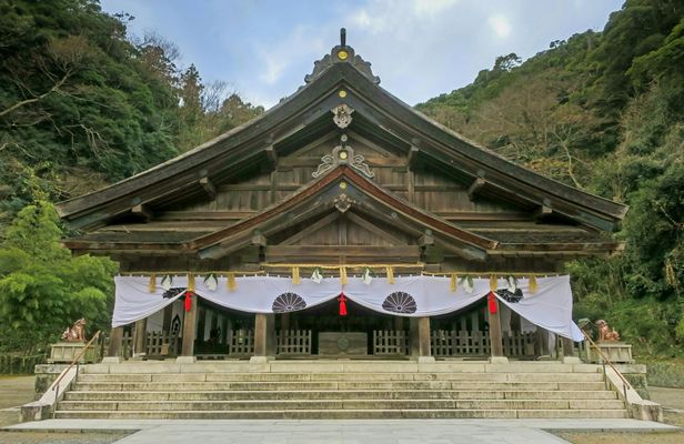 Sakaiminato private tour with Mizuki Shigeru Road and Miho Shrine