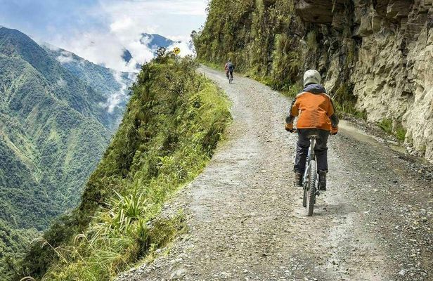 Death Road mountain bike adventure from La Paz