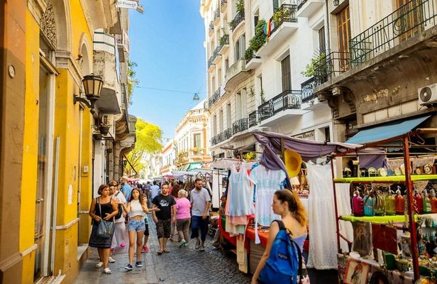 Walking private tour of Plaza de Mayo and San Telmo