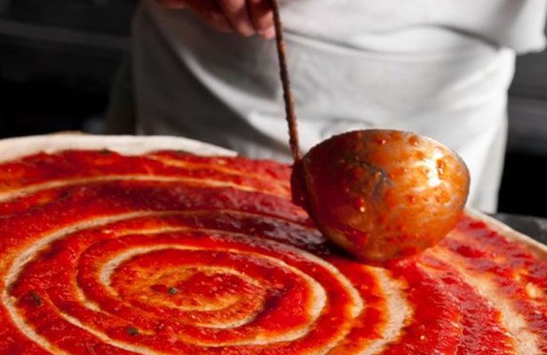Pizza making in Taormina
