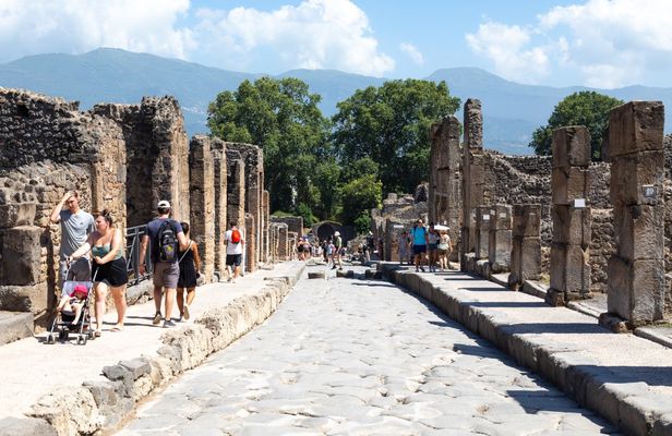 Ruins of Pompeii small group tour with a local guide