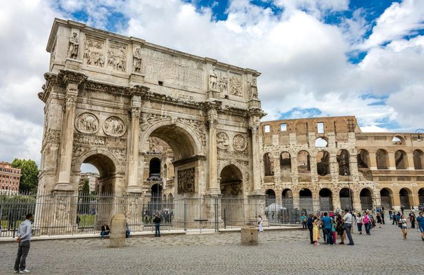 Colosseum and arena floor private tour with local guide
