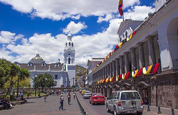 Quito Old Town Tour with Gondola Ride and Visit to the Equator