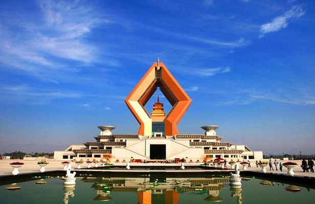 Private Day Tour: Qianling Mausoleum and Famen Temple